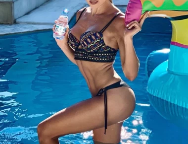 Γνωστό μοντέλο μοίρασε «εγκεφαλικά» με το μικροσκοπικό μαγιό της (φώτο)